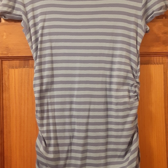 A PEA IN THE POD MATERNITY V-NECK SIDE RUCHED TEE - Picture 4 of 4